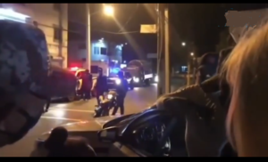Video viral! Súplica de una niña impide a policías apresar familia por violar toque de queda