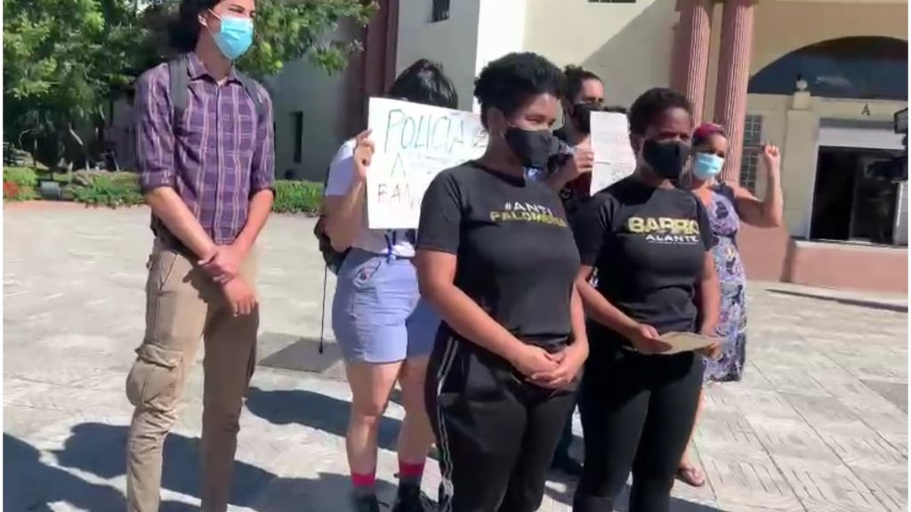 Jóvenes van al Palacio Nacional a denunciar abusos policiales durante el toque de queda