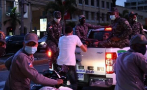 Arrestan a 1,142 personas por violar toque de queda y cierran seis negocios en primer día del nuevo horario