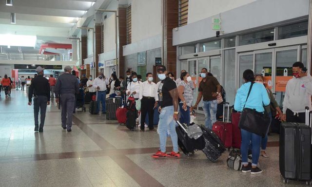 Miles de pasajeros quedaron varados en aeropuertos de República Dominicana  por no tener la prueba de PCR - Costa Verde DR