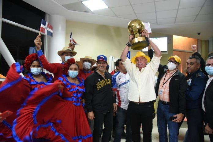 Algarabía en llegada campeones Serie del Caribe a RD; Cabildo de Santiago los declara 
