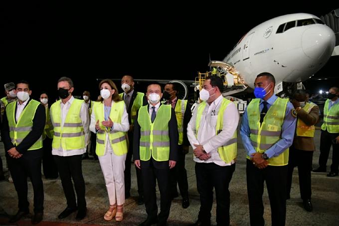 El país recibe 768 mil dosis de vacunas procedentes de China