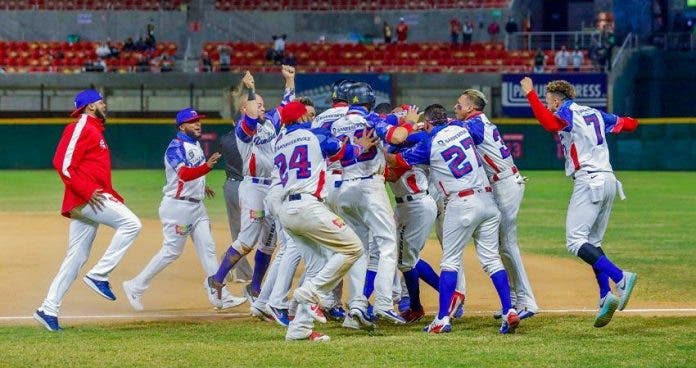 Dominicana vence 4-3 a Panamá en dramático partido y va a la final de la Serie del Caribe