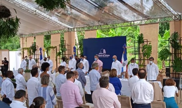 Abinader anuncia construcción acceso vial el Limón-Playa Morón y Punta Lanza del Norte en Samaná a un costo de RD$150 MM