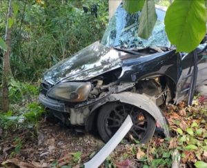 Joven muere al perder el control de su auto en la carretera que comunica  a Gaspar Hernández con Río San Juan