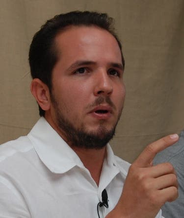 Uno por tres dividido en dos