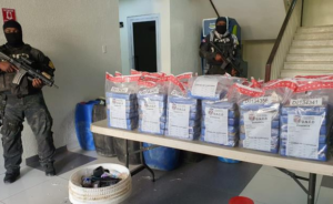 La DNCD ocupa en Barahona 133 paquetes de cocaína en una embarcación y apresa tres personas