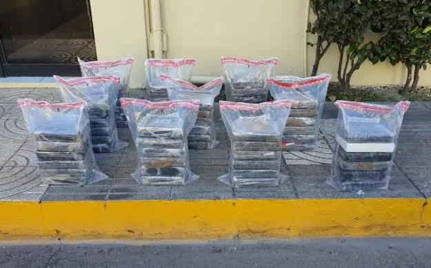 Autoridades ocupan 60 paquetes de cocaína en sendos allanamientos en San Pedro de Macorís