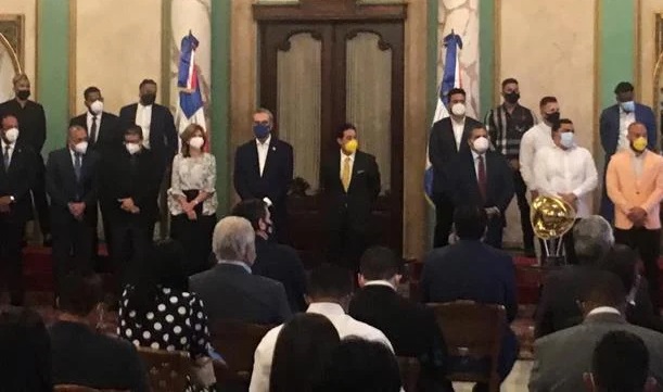 Abinader recibe a las Aguilas Dominicanas campeones de la Serie del Caribe; promete mejorar estadios para evento del 2022