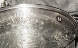 Insólito! Mujer lanza olla de agua caliente a niño de cuatro años tras discutir con su madre