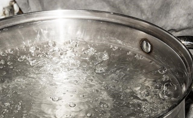 Insólito! Mujer lanza olla de agua caliente a niño de cuatro años tras discutir con su madre