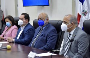 Ministerio de Educación prepara plan para clases semipresencial o presencial; aún no tiene fecha de inicio