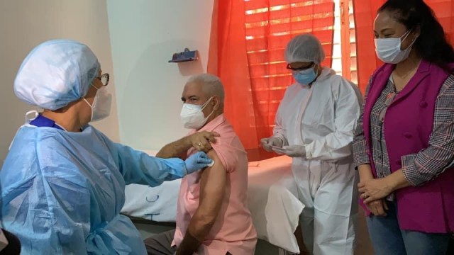 Hospital de Nagua se une a jornada de vacunación contra Covid-19; doctor Rafael Nicolás Ramírez primero en recibirla