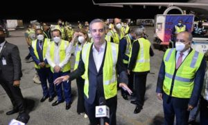 Vacunas llegadas anoche al país empezarán aplicarse desde hoy martes al personal médico en hospital de San Isidro