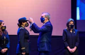 Día Internacional de la Mujer: Gobierno reconoce a primera latina en pilotar Black Hawk en EEUU