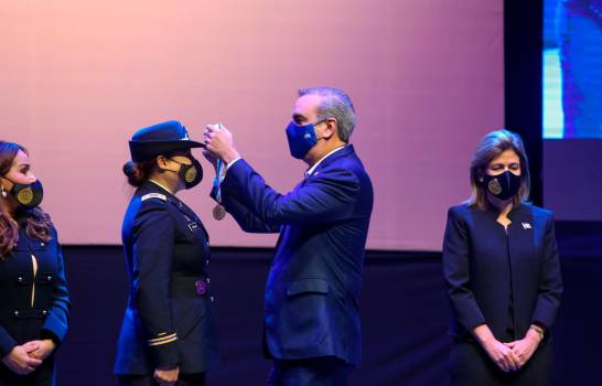 Día Internacional de la Mujer: Gobierno reconoce a primera latina en pilotar Black Hawk en EEUU