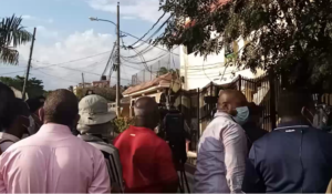 Ingeniero cancelado en CDEEE mata su esposa, hiere a su hijo y se atrinchera en su vivienda en Alma Rosa I