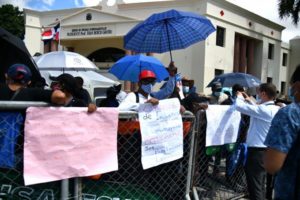 Cientos de cancelados en Industria y Comercio protestan frente al Palacio Nacional en demanda de prestaciones