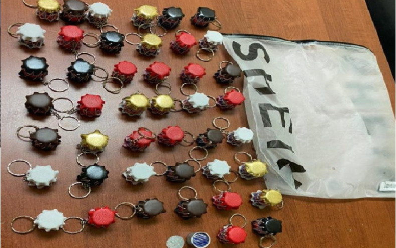 A ritmo de tambora! Ocupan más de medio kilo de cocaína dentro de varios llaveros en forma de tamboritas