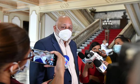 Ministro de Educación dice anunciará este viernes el cronograma de retorno semipresencial a las aulas