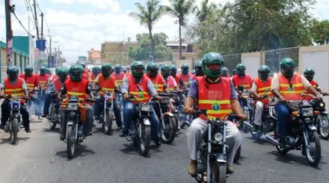 Desde el 1 de junio los motoristas tendrán que usar chalecos con un número de identidad