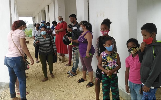 Residentes de la comunidad de La Tierra protestan por terminación local de la escuela Rosa Ventura en El Tablón