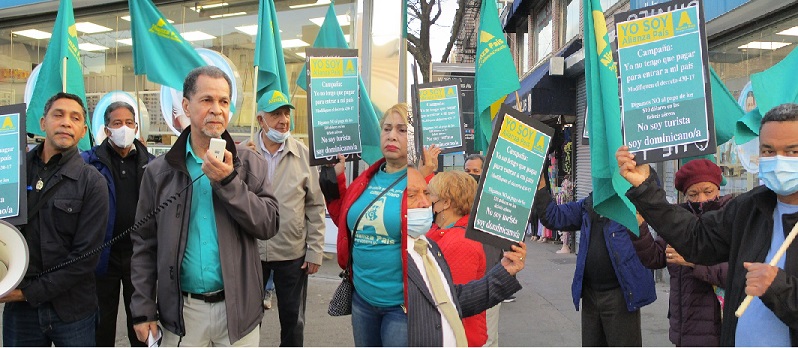 Protestan en Nueva York contra impuesto de $10 dólares a dominicanos que viajan a su país