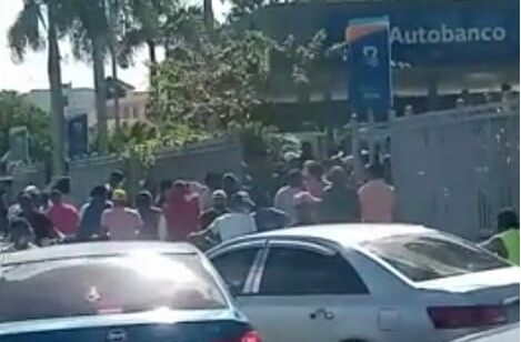 A tiro limpio, encapuchados entran a sucursal Banco de Reservas en Higüey y despojan de valija a un militar