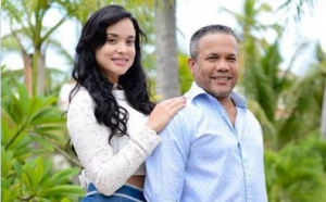 Tumbe villano! Estafan con $30 mil pesos a la esposa del senador y merenguero Héctor Acosta 