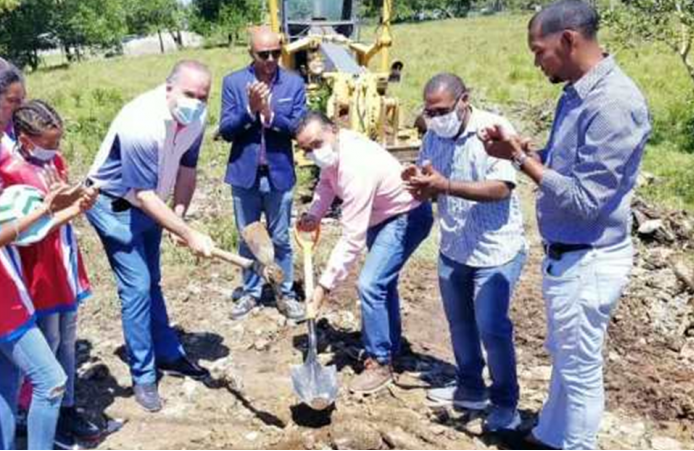 Construirán en Nagua una cancha de fútbol en terrenos cedidos por el senador Alexis Victoria