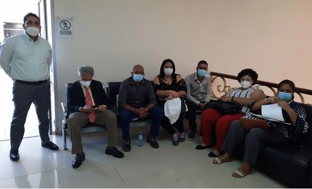 Empezó la zafra de Waldo! Un grupo de galenos ocupa Salud Pública en demanda reposición compañeros cancelados