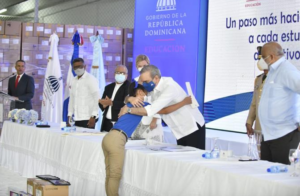 Abinader encabeza acto de recibimiento y entrega de medio millón de tabletas para estudiantes de primaria