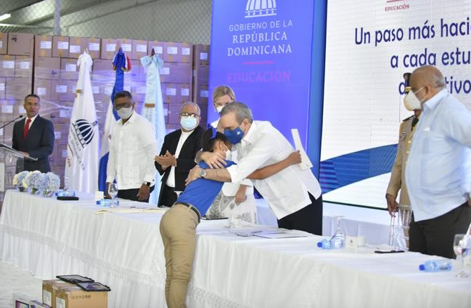 Abinader encabeza acto de recibimiento y entrega de medio millón de tabletas para estudiantes de primaria
