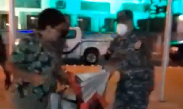 A palo limpio! PN destruye campamento grupo de femenistas frente al Congreso al iniciar hoy debate sobre el aborto