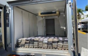 La DNCD ocupa 100 paquetes de cocaína y apresa a dos hombres al interceptar un camión en Santo Domingo Este
