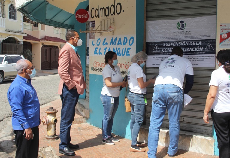 Cierran dos colmados por venta de bebidas adulteradas provocaron muerte de ocho personas en Santo Domingo Este
