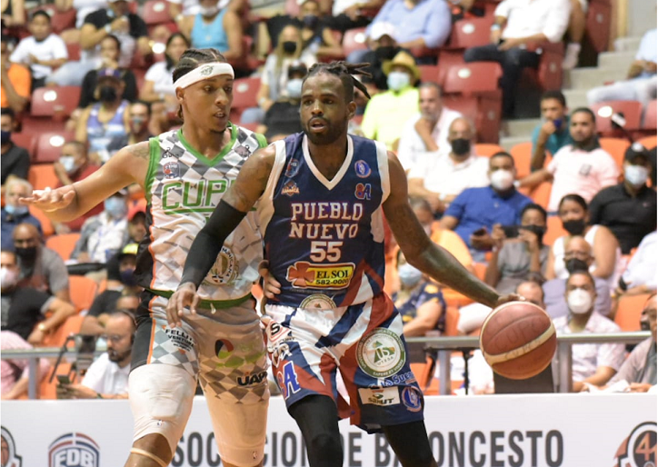 Pueblo Nuevo pica delante en la final del Baloncesto Superior de Santiago