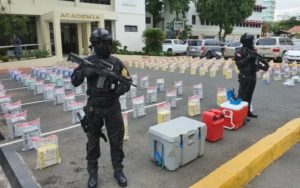 Droga! La DNCD intercepta lancha rápida en costas de Baní y ocupa 897 paquetes de cocaína