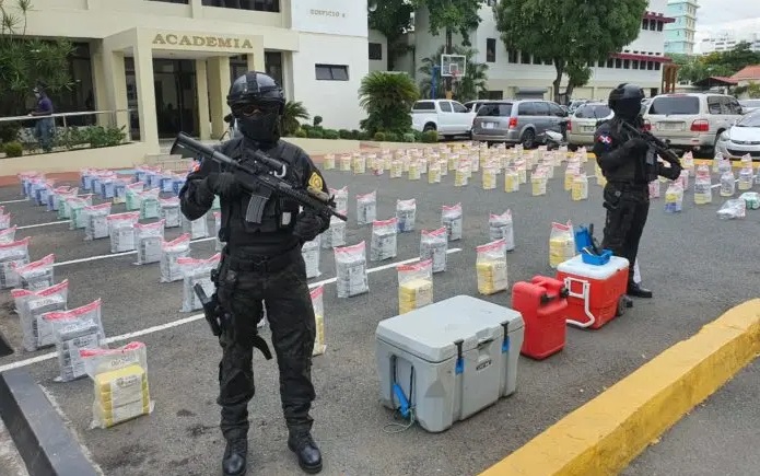 Droga! La DNCD intercepta lancha rápida en costas de Baní y ocupa 897 paquetes de cocaína