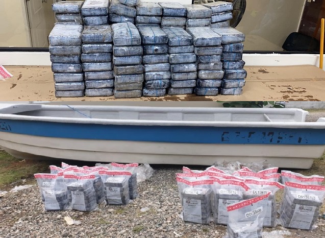 Ocupan 118 kilos de cocaína y a dos hombres en embarcación al garete próximo a Punta Caucedo