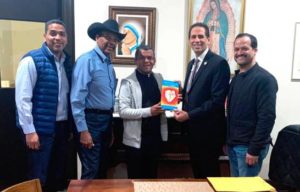 El padre Fajardo, políticos y empresario abordan soluciones a problemas de dominicanos en El Bronx