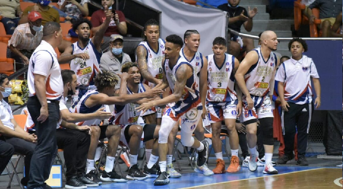 Víctor Liz conduce a Pueblo Nuevo a su serie final número 15 en el baloncesto superior de Santiago