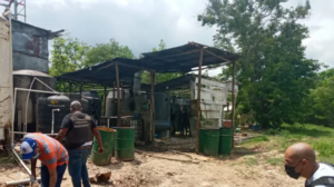 Desmantelan fábrica clandestina de ron y ocupan 68,400 litros de alcohol; reportan dos muertes por bebida adulterada