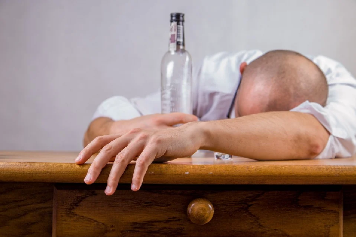 Ascienden a 99 los fallecidos y a 262 los intoxicados por la ingesta de bebidas alcohólicas adulteradas