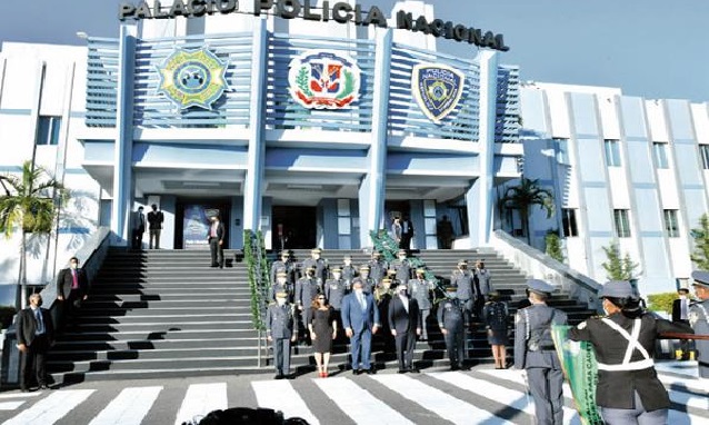 Presidente Abinader pone en retiro a 350 oficiales de la Policía, entre ellos 62 coroneles