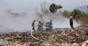 Bomberos sigue luchando para controlar incendio en vertedero municipal de Sosúa que lleva una semana