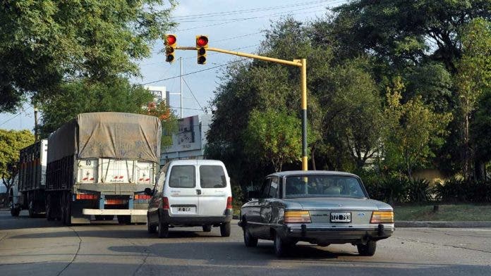Ay mamá! Cámaras en semáforos captarán a quienes se pasen luz roja para enviarles multas a sus casas