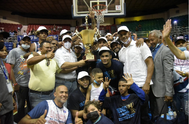 Pueblo Nuevo barre la serie final del Baloncesto Superior de Santiago