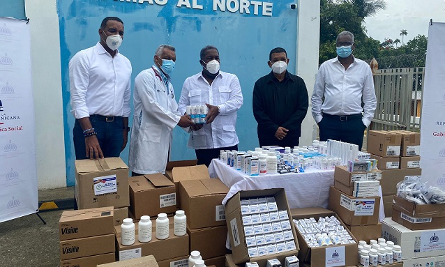 El senador Carlos Gómez y el Director del Gabinete Social entregan medicamentos en toda la provincia Espaillat