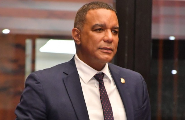 Senador Carlos Gómez solicita reconstrucción de la Carretera Monte de La Jagua en Moca